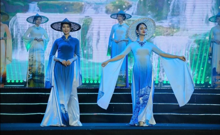 Nhà thiết kế 9X Vũ Thảo Giang vừa giới thiệu bộ sưu tập 'Xứ sở thần tiên - Non nước Cao Bằng' trong khuôn khổ Ngày hội du lịch non nước Cao Bằng năm 2023 tổ chức tại Phố đi bộ hồ Gươm.