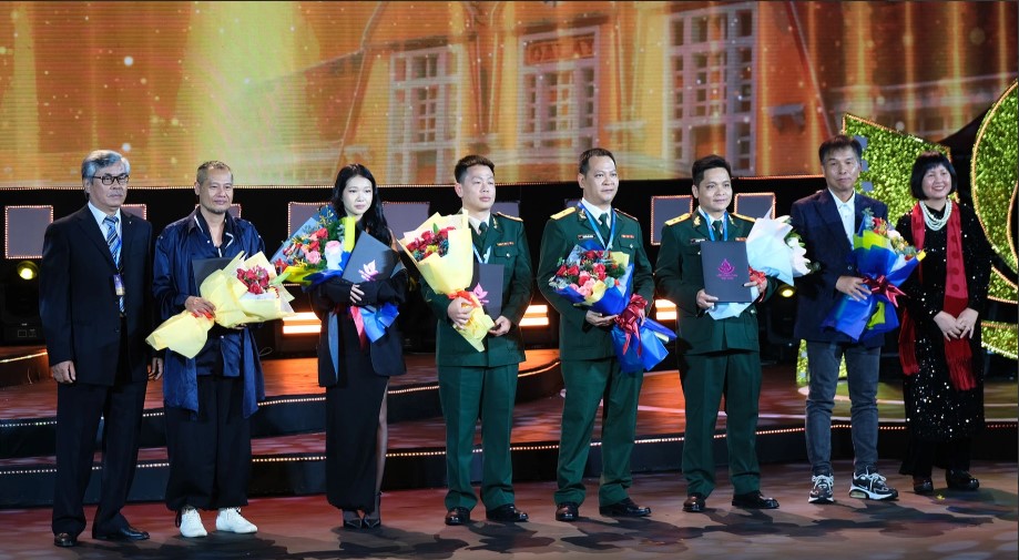 Nguyễn Phan Linh Đan là tay máy nữ hiếm hoi đứng cùng các đồng nghiệp nam nhận giải Quay phim xuất sắc tại Liên hoan phim Việt Nam 2023.