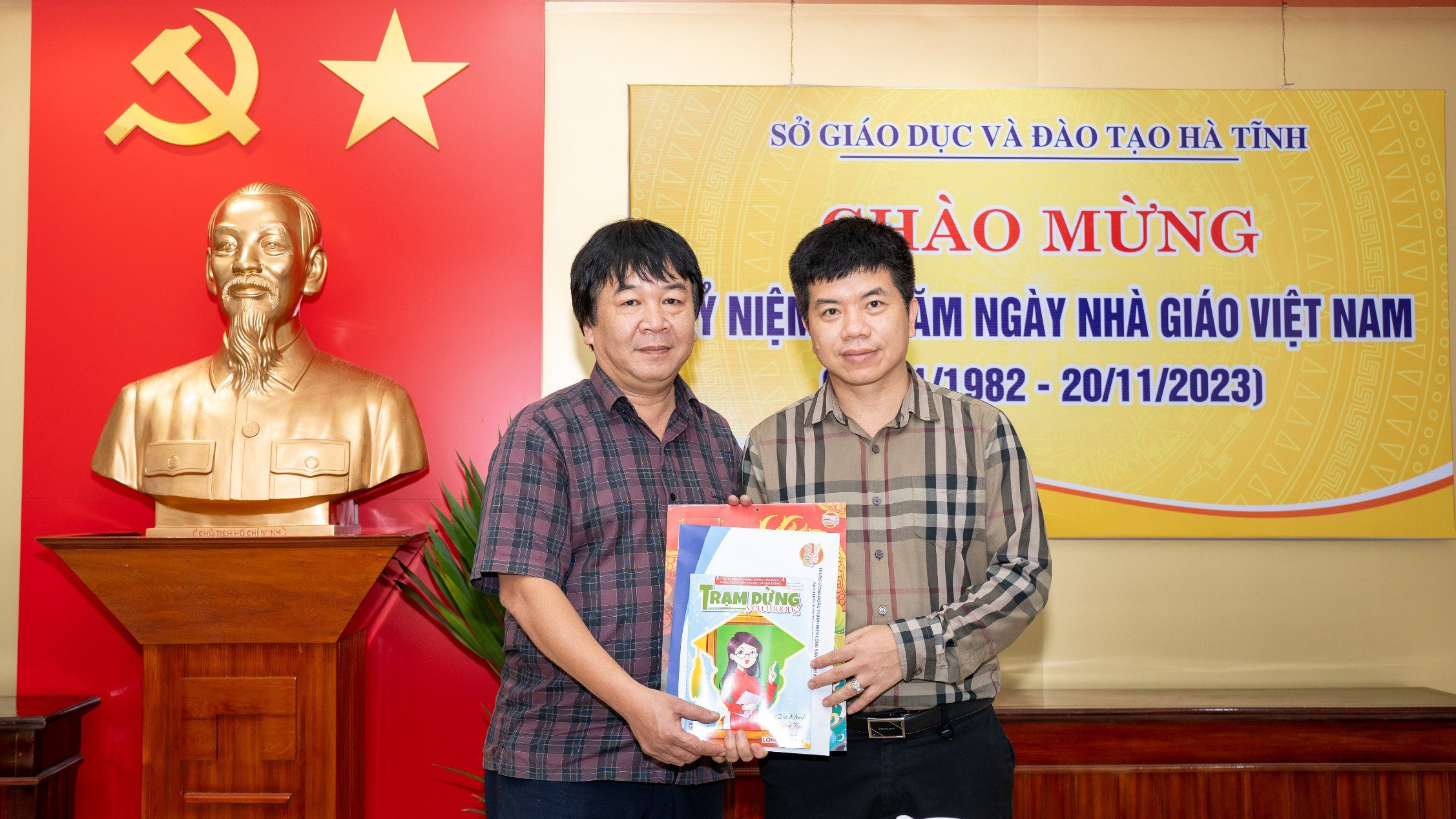 Phó Tổng Biên tập Báo TNTP&NĐ Phan Việt Hùng tặng bộ ấn phẩm đặc biệt của Báo Đội tới lãnh đạo Sở GD&ĐT tỉnh Hà Tĩnh