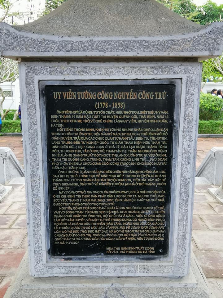 Bia tiểu sử Uy viễn Tướng công Nguyễn Công Trứ tại Khu di tích