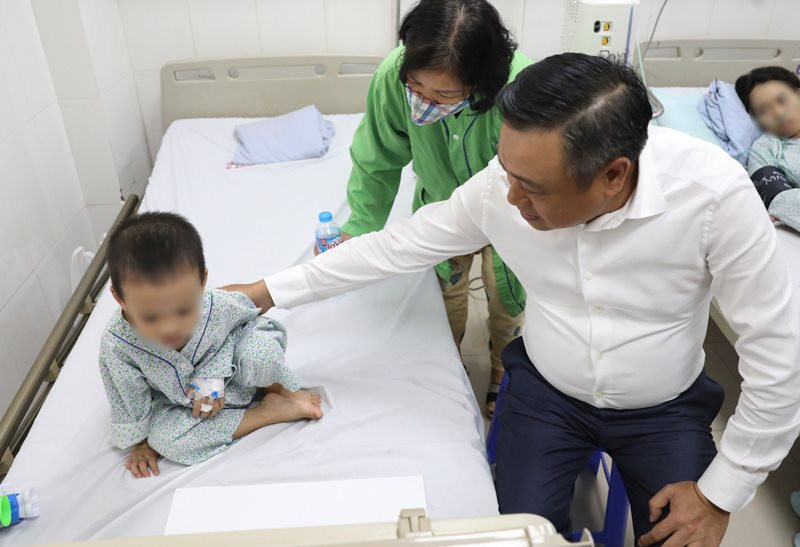 Chủ tịch UBND TP. Hà Nội Trần Sỹ Thanh trong một lần đi thăm trẻ em gặp tai nạn thương tích