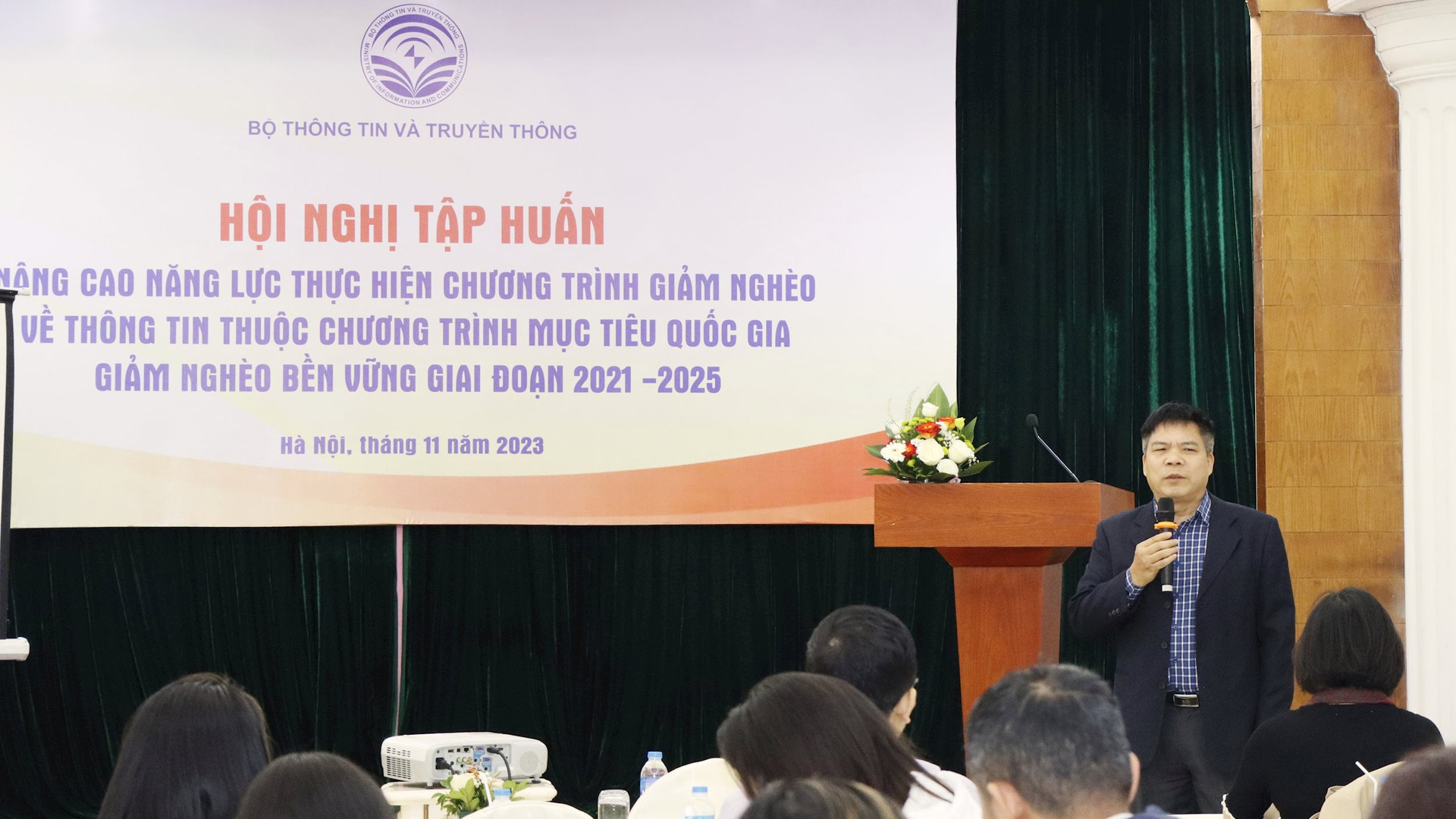 Ông Đinh Xuân Thắng - Phó Vụ trưởng Tuyên truyền, Ủy ban Dân tộc trình bày tại Hội nghị