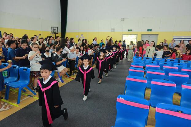 Nghi thức rung chuông “truyền thống” đón các học sinh vào lễ tốt nghiệp