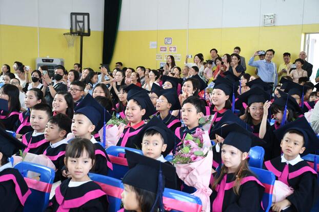 Các bạn học sinh Mầm non và Tiểu học chững chạc trong lễ phục tốt nghiệp