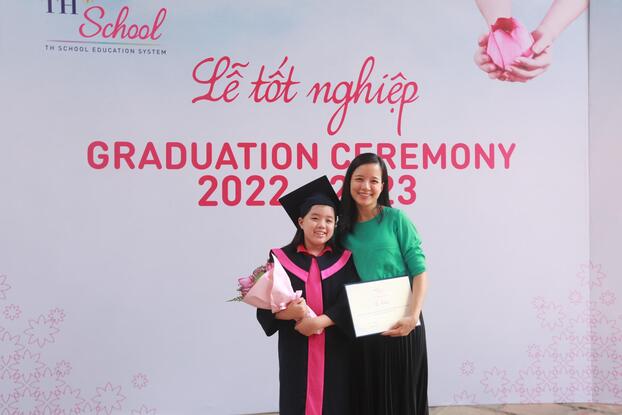 Cô Minh Trang và con gái Daisy tại buổi lễ tốt nghiệp