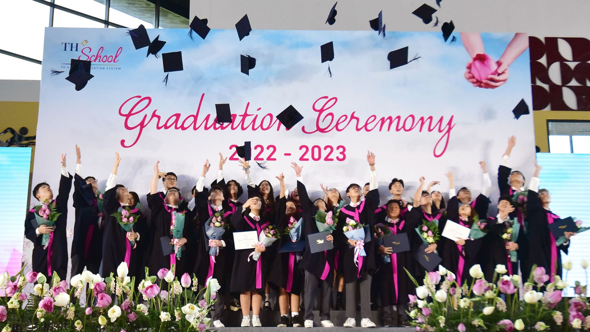 Lễ Tốt nghiệp niên khóa 2022 - 2023 của học sinh lớp 12 trường TH School Hòa Lạc