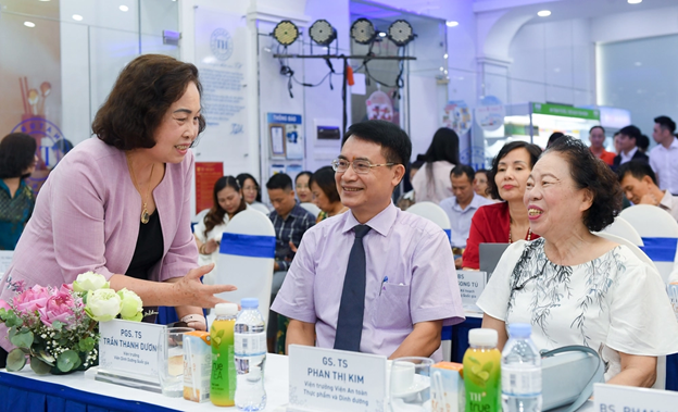 Các chuyên gia dinh dưỡng, thực phẩm có mặt trong buổi ra mắt Bộ sản phẩm thực phẩm chế biến TH true FOOD bếp Việt – Người nội trợ tử tế (Ảnh: Việt Hùng)