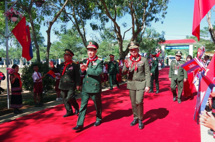 Giáo viên và học sinh Trường Tiểu học Bế Văn Đàn chào đón Bộ trưởng Bộ Quốc phòng ba nước Việt Nam - Lào - Campuchia.