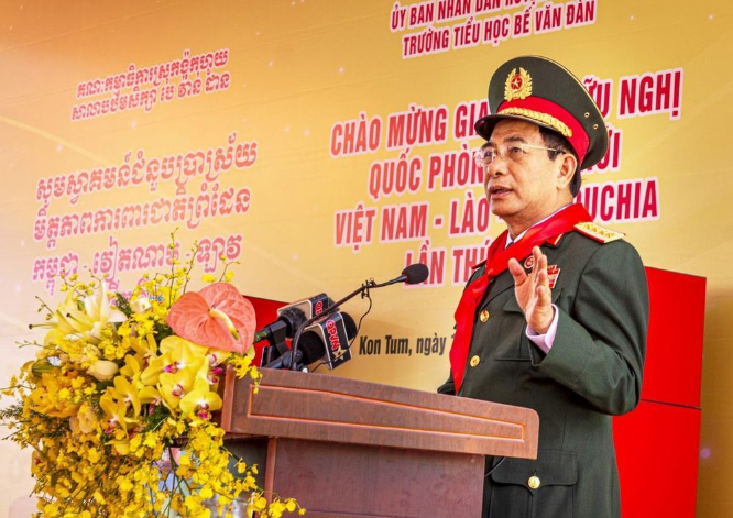 Đại tướng Phan Văn Giang, Ủy viên Bộ Chính trị, Phó Bí thư Quân ủy Trung ương, Bộ trưởng Bộ Quốc phòng Việt Nam phát biểu tại Trường Tiểu học Bế Văn Đàn.