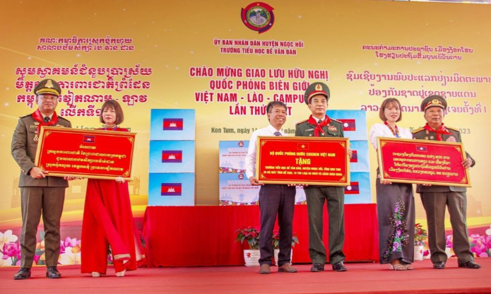 Bộ trưởng Bộ Quốc phòng ba nước trao tặng quà cho giáo viên, học sinh Trường Tiểu học Bế Văn Đàn.
