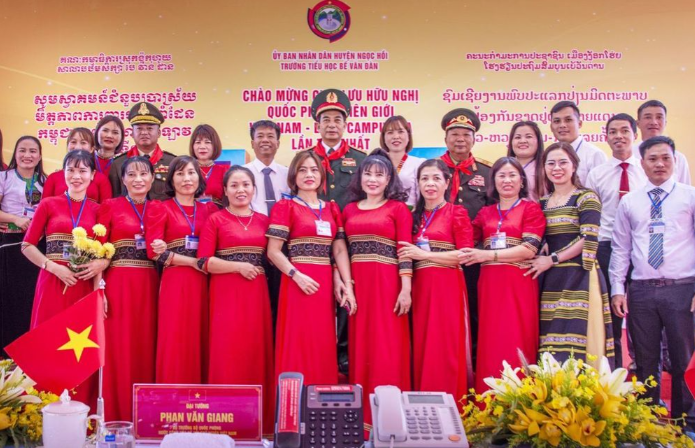Bộ trưởng Bộ Quốc phòng ba nước chụp ảnh lưu niệm với giáo viên Trường Tiểu học Bế Văn Đàn.