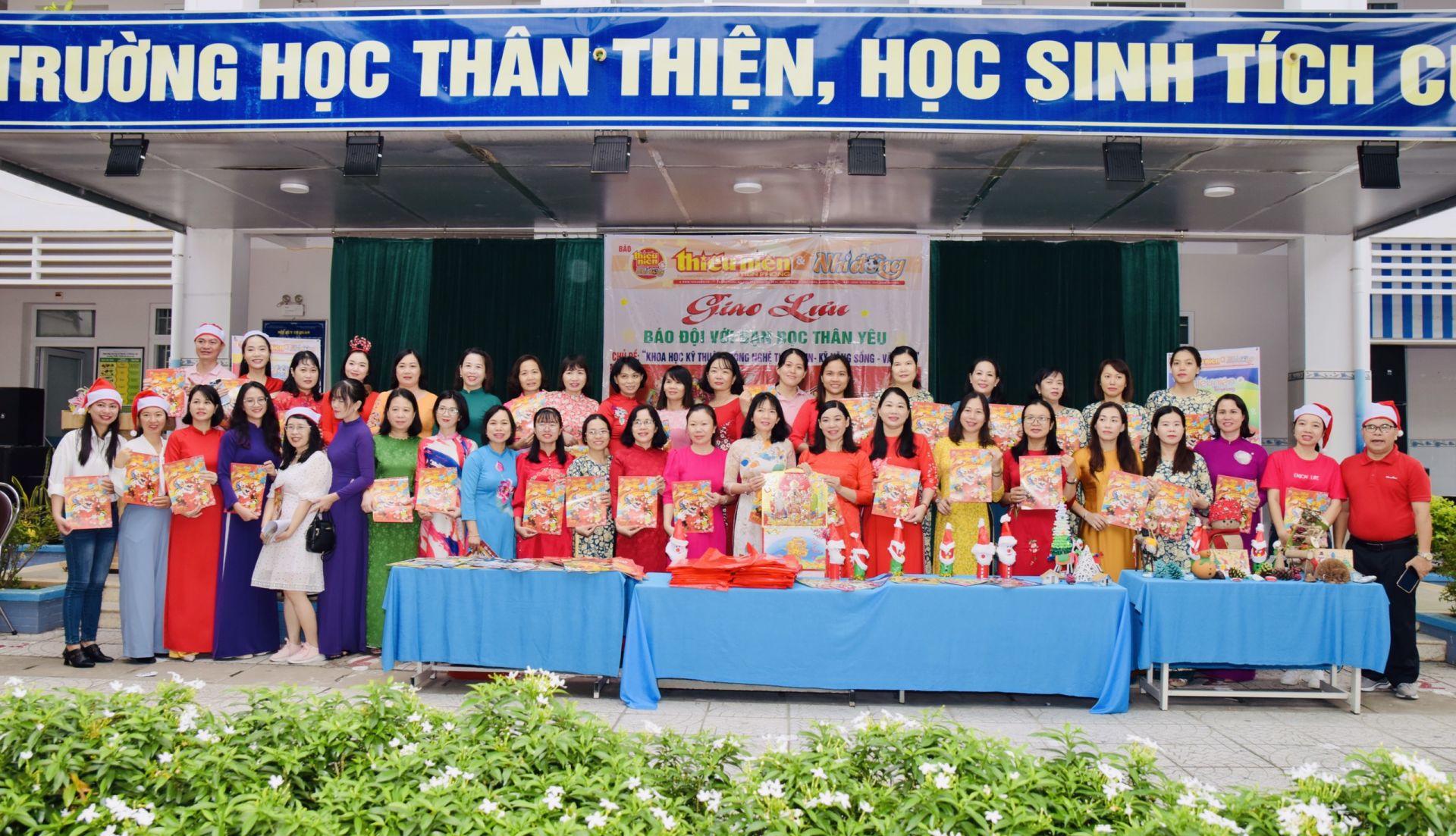 Báo Thiếu niên Tiền phong và Nhi đồng tặng quà Lịch Tết cho các thầy cô giáo trường TH Phước Hải 3