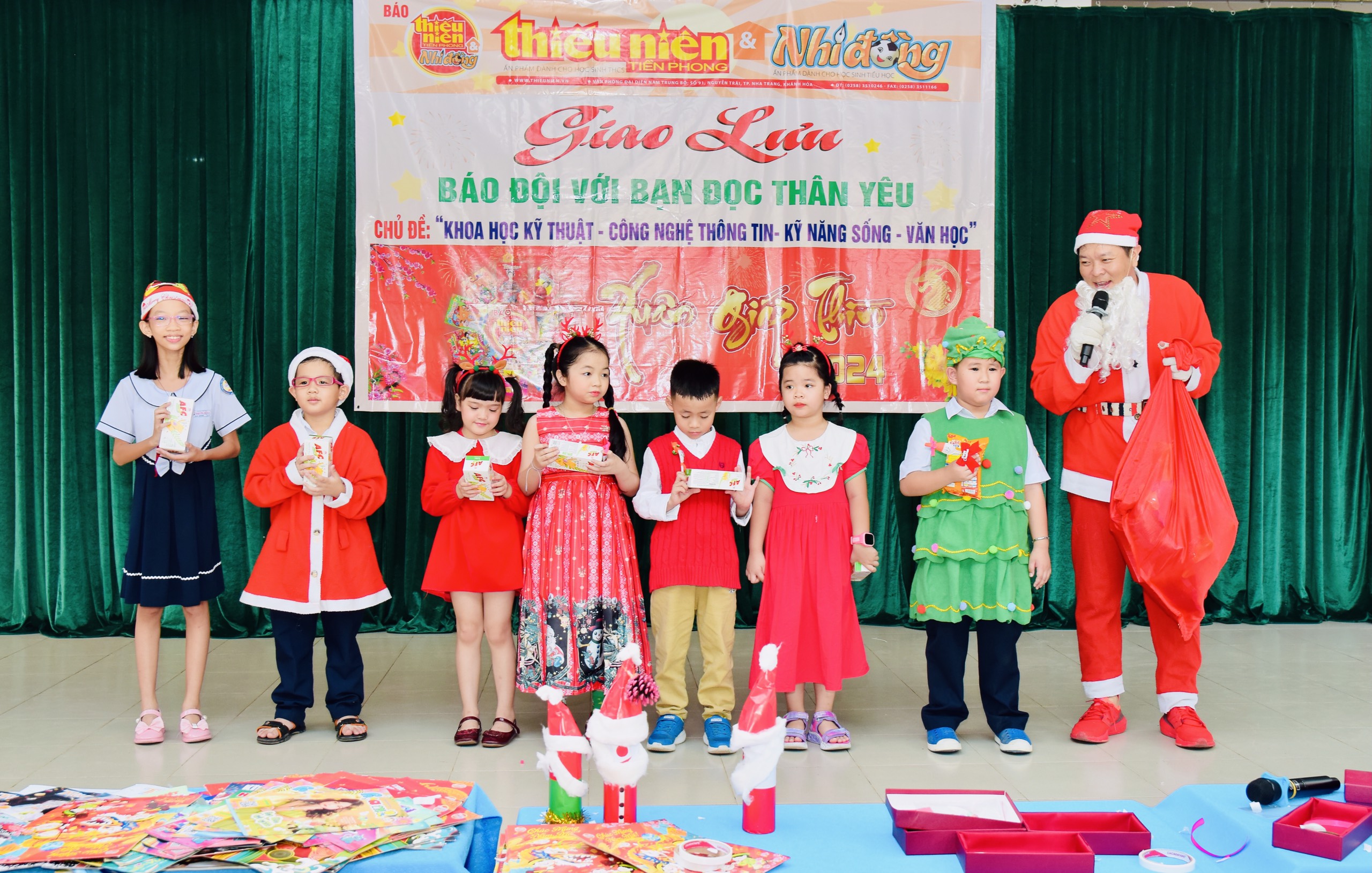 Ông già Noel trao thưởng cho các bạn học sinh xuất sắc nhất trong cuộc thi Ai nhảy đẹp trên nền nhạc Giáng Sinh