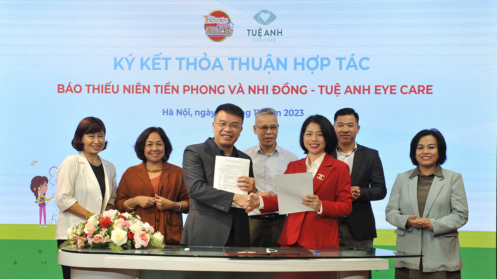 Tổng Biên tập Báo TNTP&NĐ Nguyễn Phan Khuê và Giám đốc điều hành Tuệ Anh Eye Care Phạm Huyền Khanh ký kết Thỏa thuận hợp tác truyền thông giữa hai đơn vị