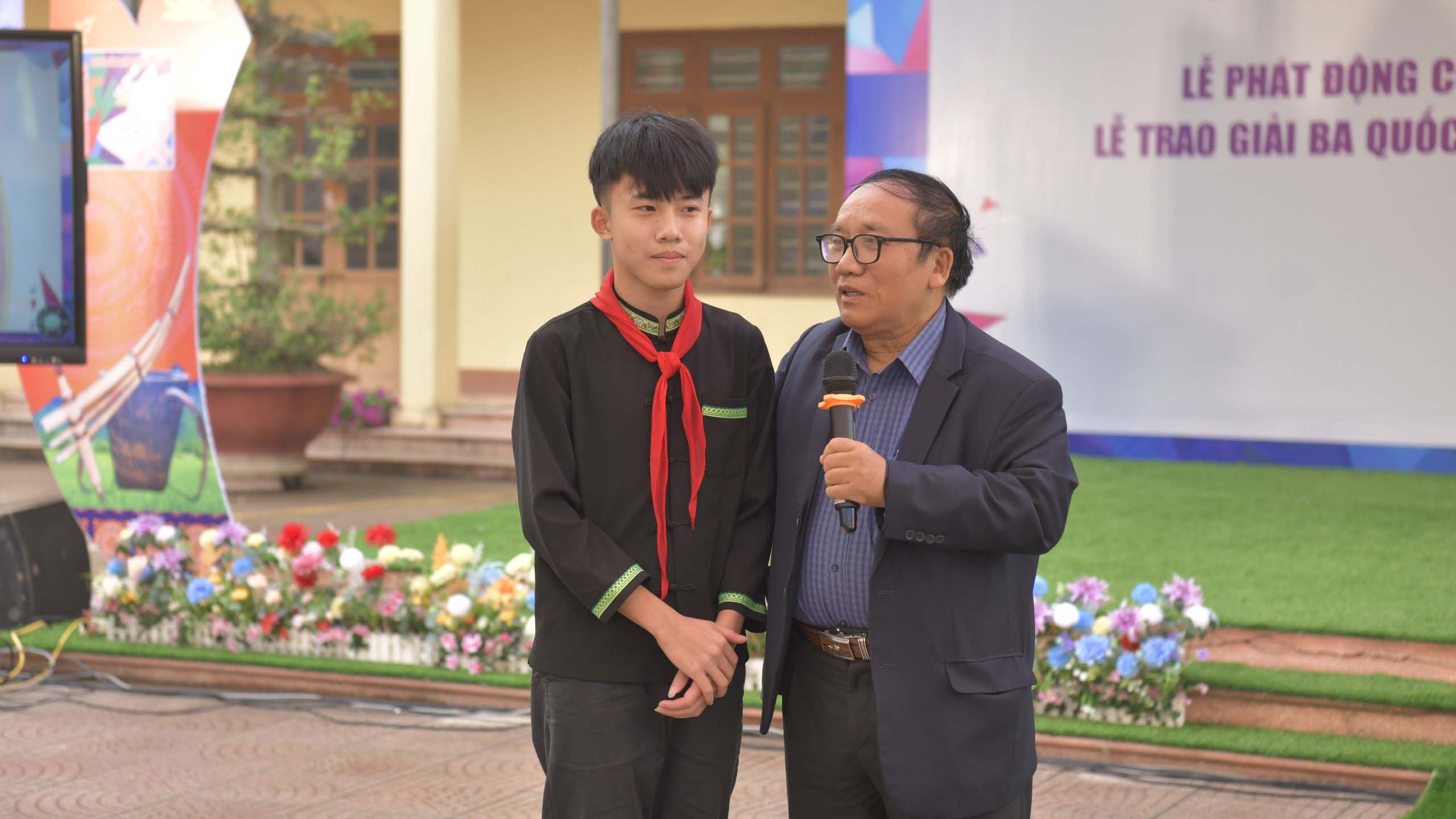 Nhà thơ Trần Đăng Khoa, Phó Chủ tịch Hội Nhà văn Việt Nam, Trưởng Ban Giám khảo cuộc thi giao lưu và chia sẻ với các bạn học sinh tại Lễ Phát động cuộc thi Viết thư quốc tế UPU lần thứ