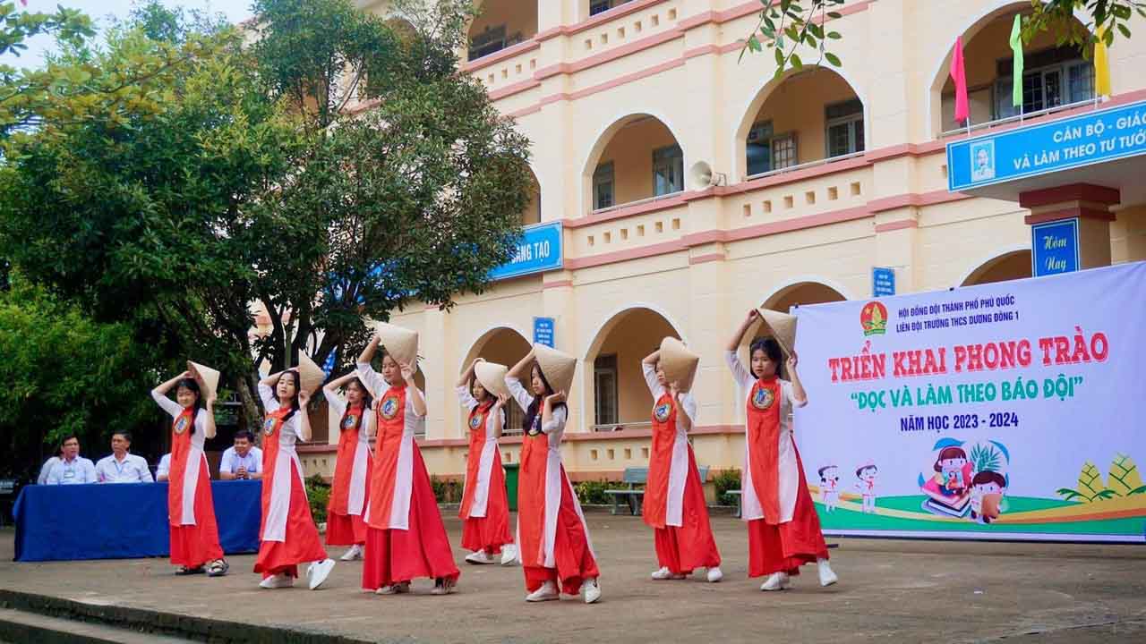 Lễ phát động phong trào “Đọc và làm theo báo Đội” tại trường THCS Dương Đông 1, TP Phú Quốc