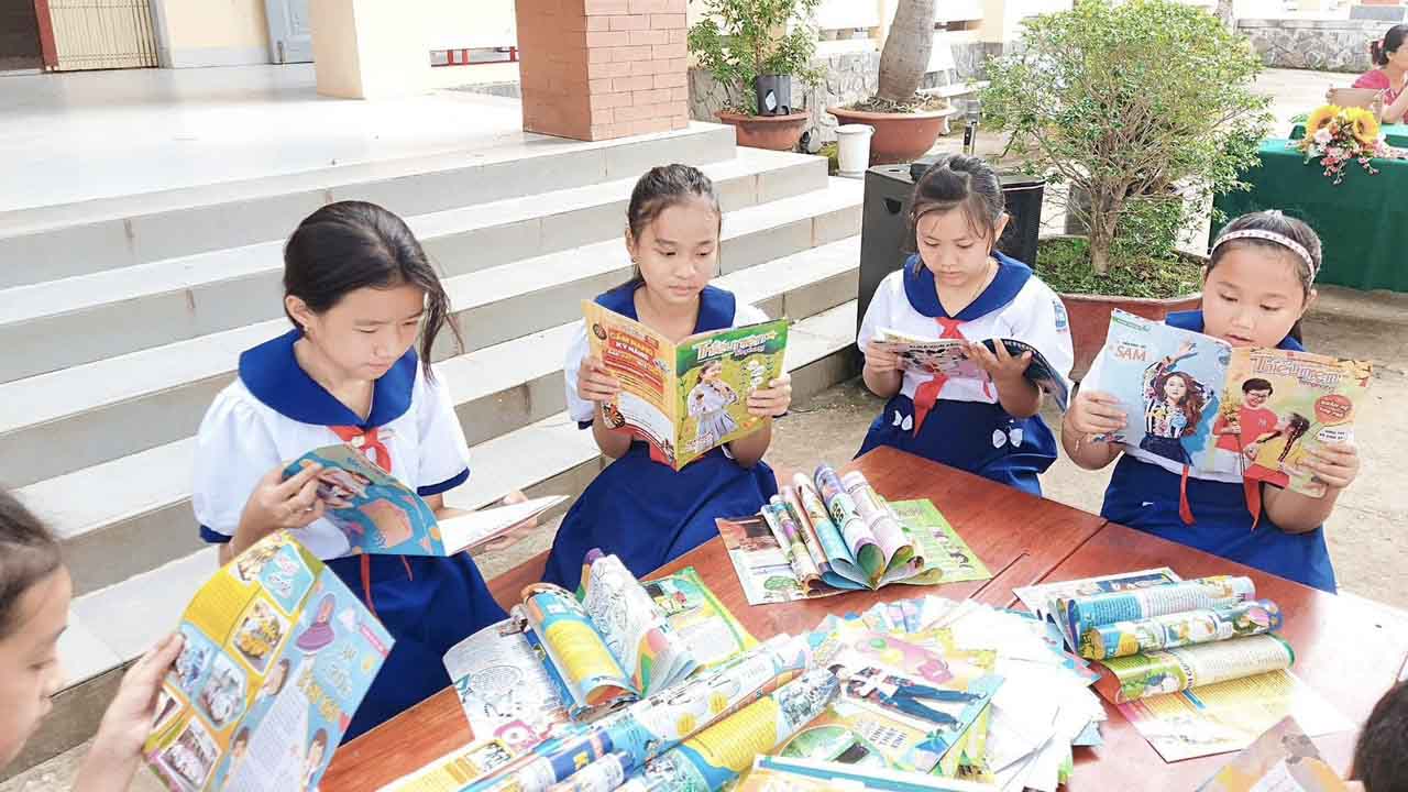 Vừa chia sẻ được với Liên đội bạn món quà ý nghĩa, học sinh TP. Phú Quốc còn có thêm nhiều kiến thức thú vị từ việc đọc báo Đội
