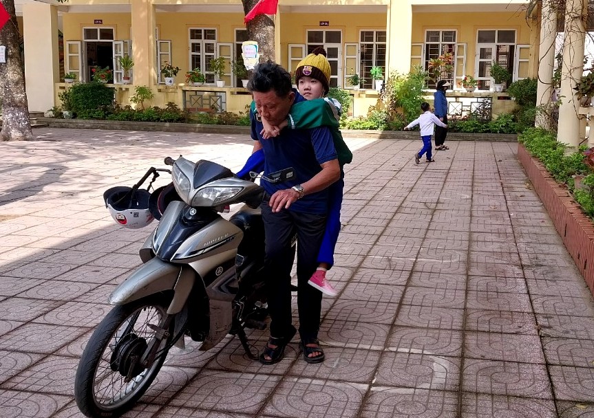 Gần 3 năm qua, một ngày tới trường của Quỳnh Anh hoàn toàn nhờ vào đôi chân của người thân