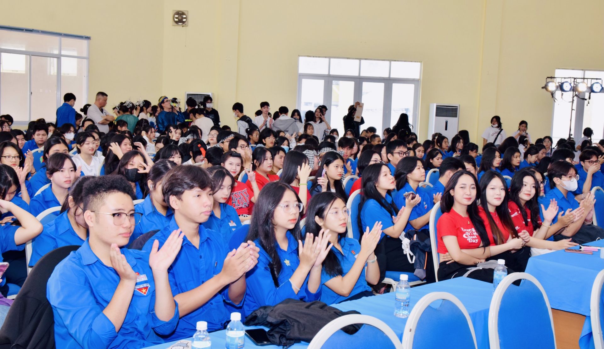 Đông đảo học sinh, đoàn viên, thanh niên TP. Nha Trang, tỉnh Khánh Hòa tham dự chương trình