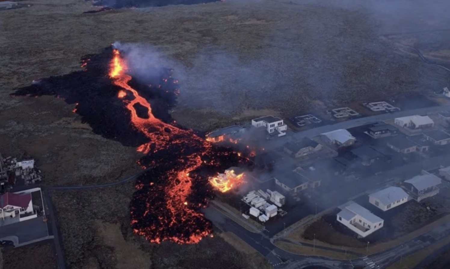 Dung nham chảy từ núi lửa khiến nhà cửa ở Grindavik bốc cháy hôm 14/1.