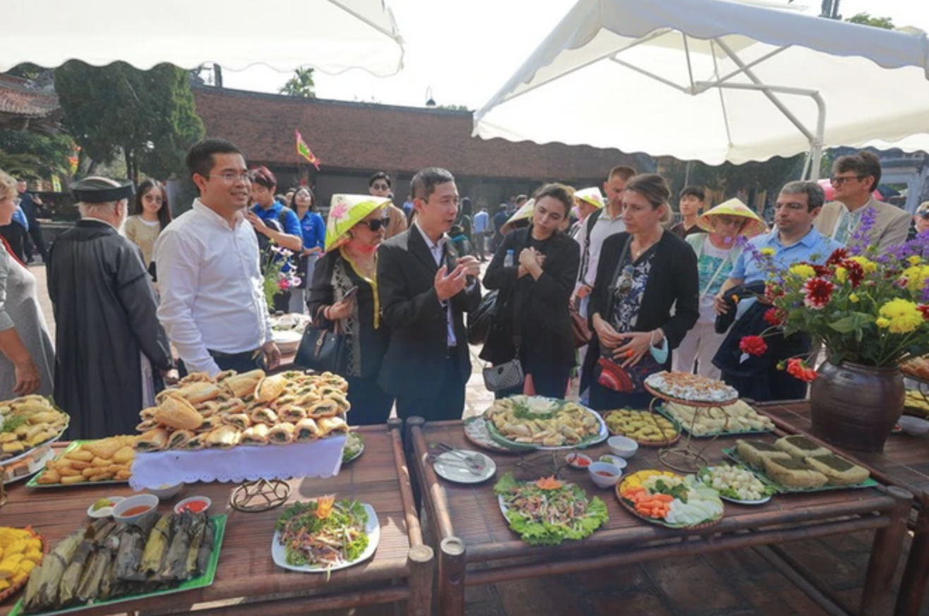 Tại sân đình Mông Phụ, du khách được hưởng trọn không khí Tết truyền thống thông qua các sản phẩm ẩm thực đặc trưng của địa phương, như bánh tẻ Phú Nhi, gà Mía và đặc biệt là món thịt quay đòn nổi tiếng.
