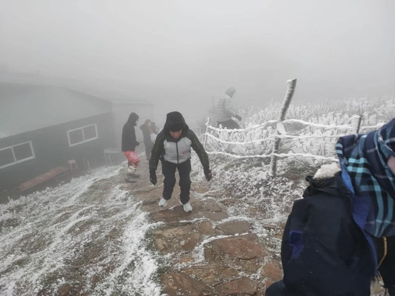 Người dân và du khách lên đỉnh Mẫu Sơn ngắm tuyết.