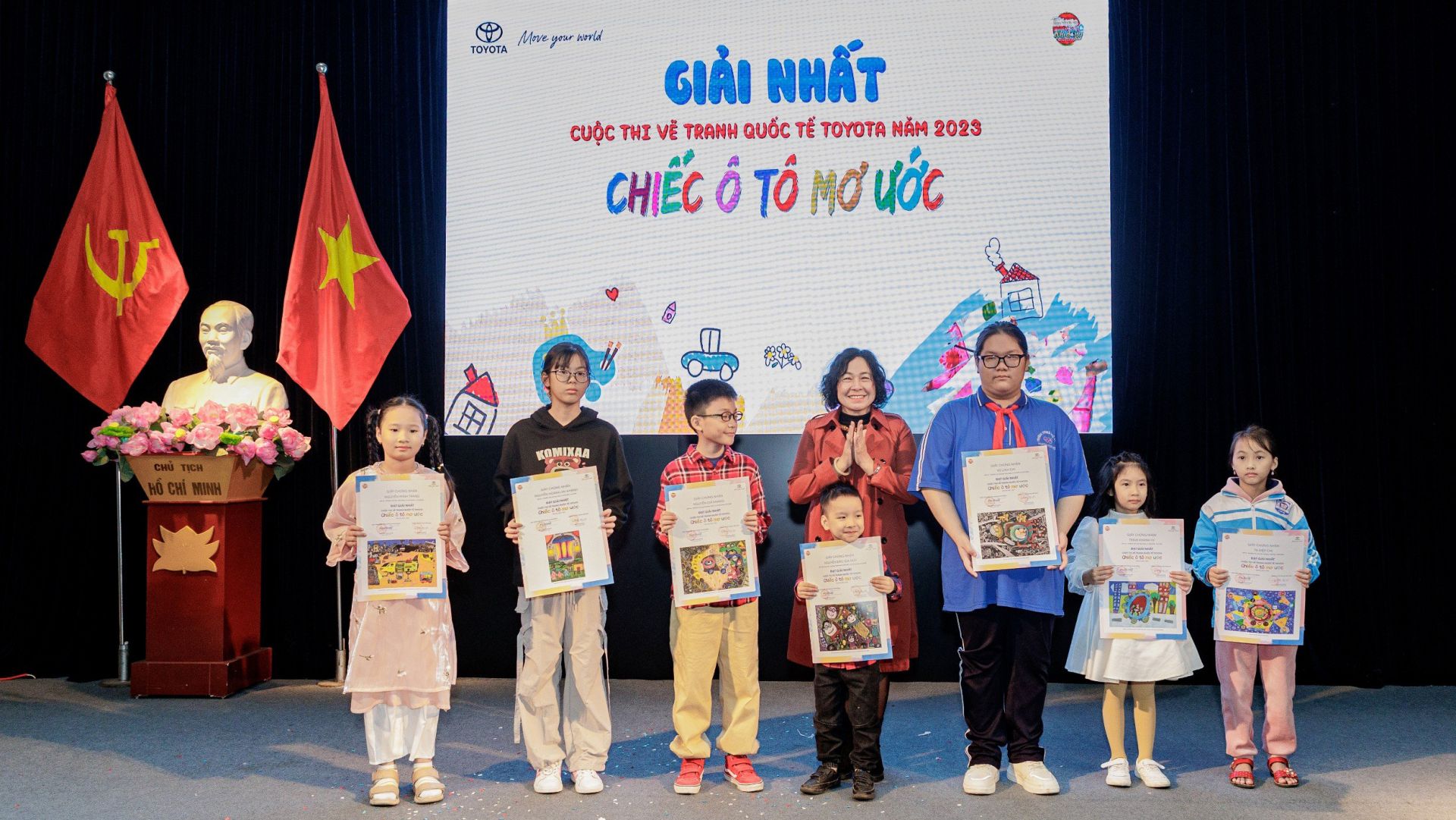 Nhà báo Đỗ Thị Thanh Bình - Phó Tổng Biên tập báo TNTP&NĐ trao giải cho các cọ nhi đoạt giải