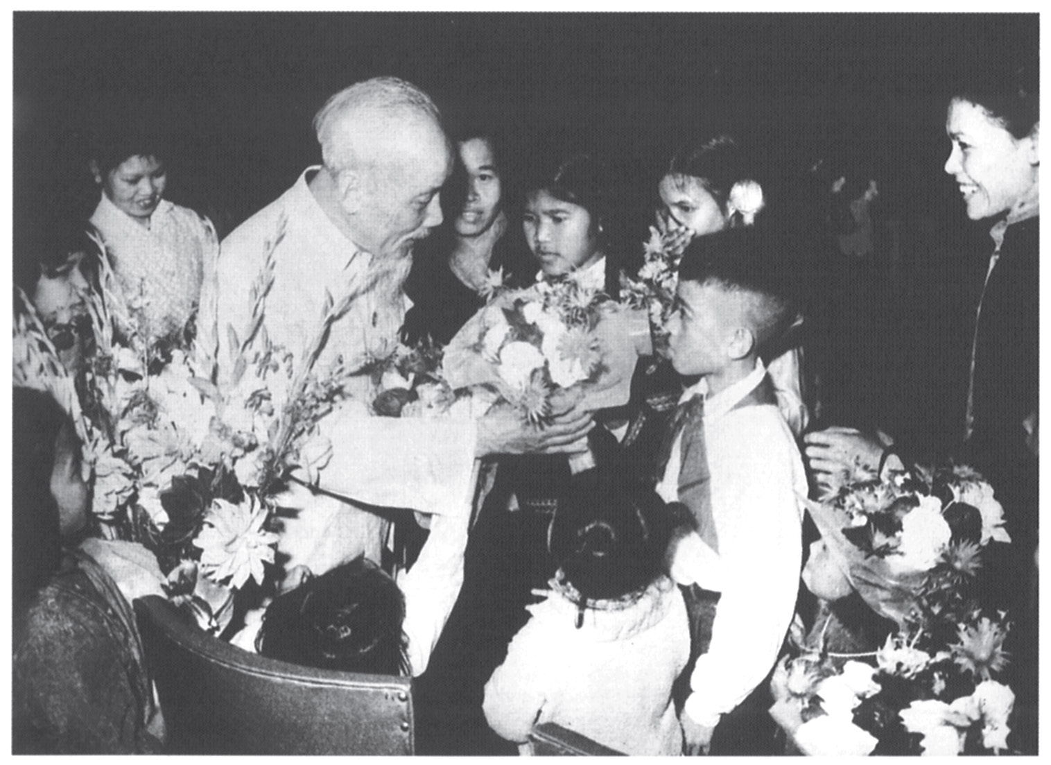 Bác Hồ đón Xuân cùng các cháu thiếu nhi Hà Nội, ngày 12-2-1965.