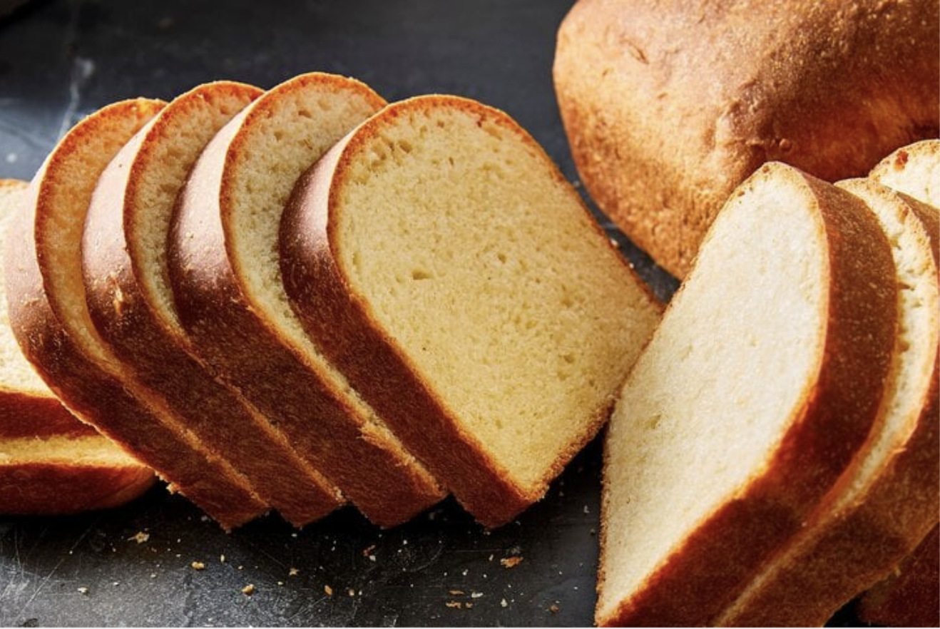 Bánh mì là loại thực phẩm không nên để trong tủ lạnh vì nó sẽ nhanh bị khô và cứng do mất đi độ ẩm.