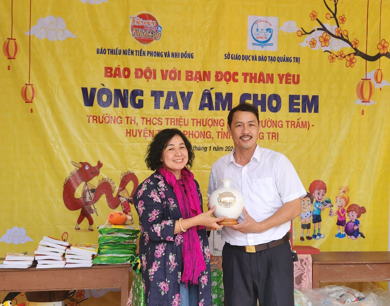 Nhà báo Đỗ Thị Thanh Bình trao quà lưu niệm cho trường TH&THCS Triệu Thượng