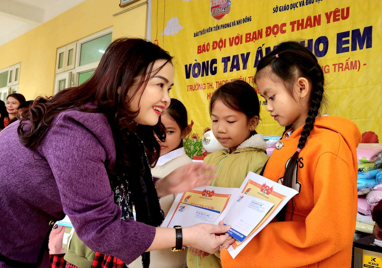 Nhà giáo Lê Thị Hương- Giám đốc Sở GD&ĐT tỉnh Quảng Trị trao học bổng Vừ A Dính cho các bạn nhỏ