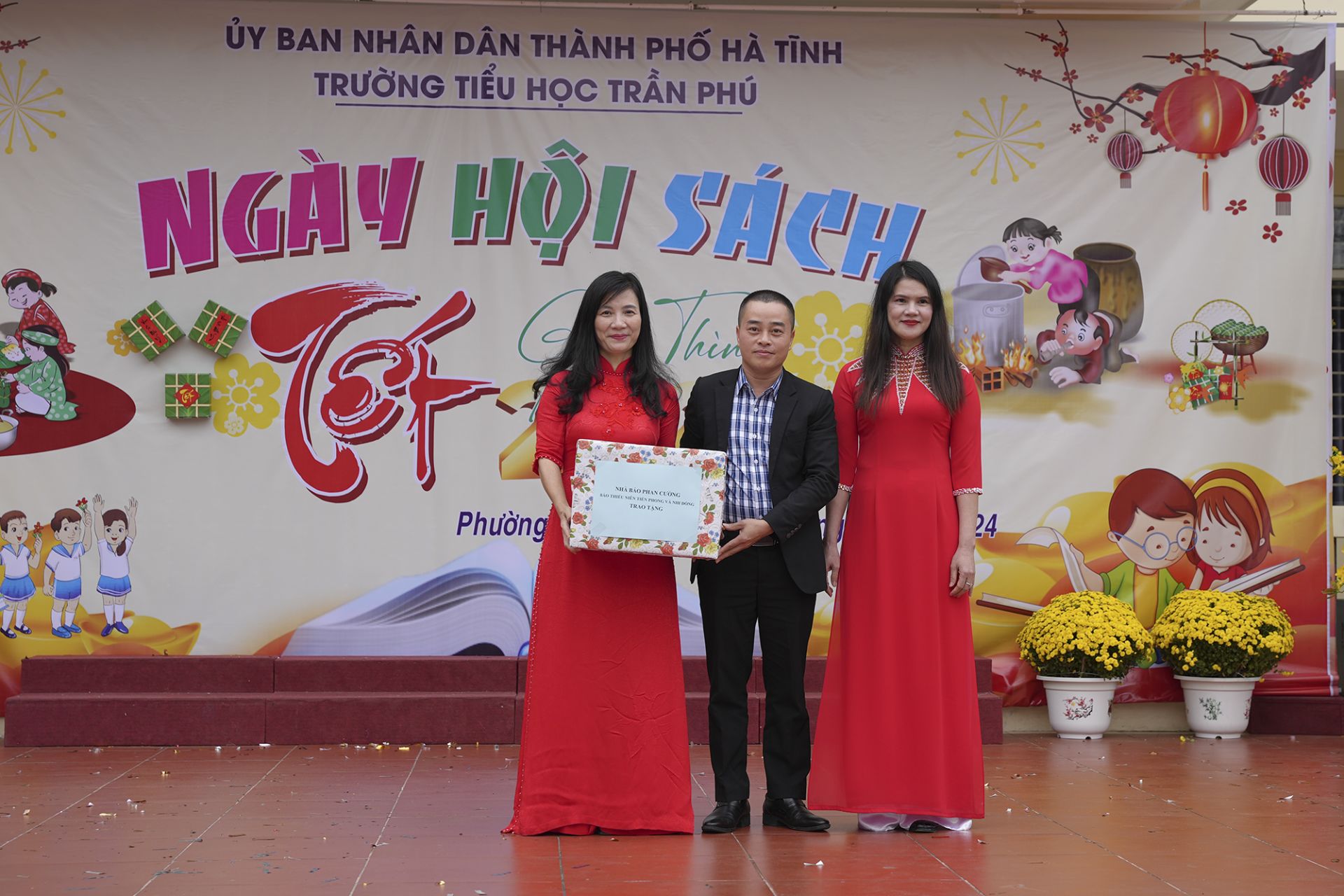 Nhân dịp này Nhà báo Phan Cường (Báo Thiếu niên Tiền phong và Nhi đồng) đã tặng nhà trường một số ấn phẩm báo Đội 