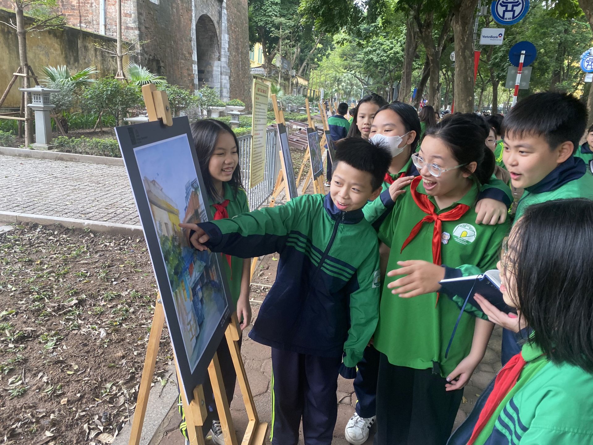 Học sinh lớp 6A4 hào hứng xem những bức ký họa về thủ đô Hà Nội.