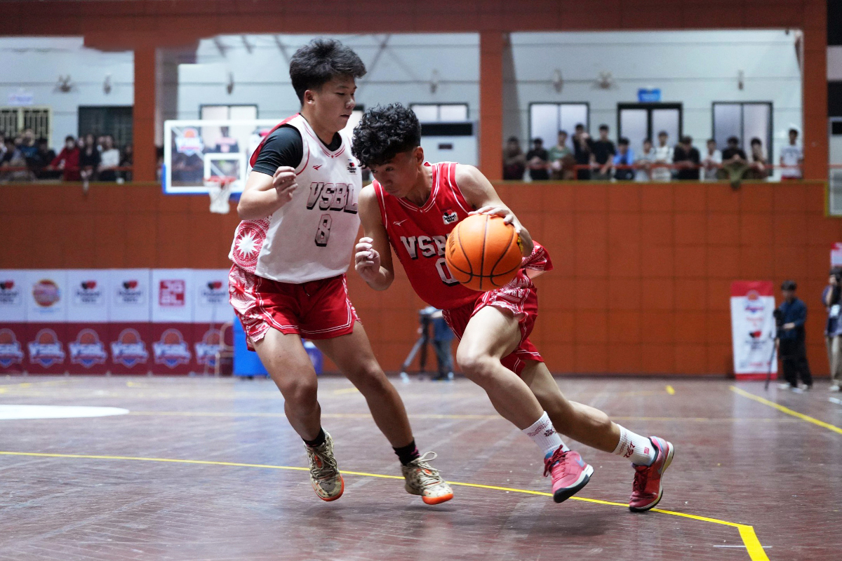 THPT Hanoi Academy (áo trắng) đối đầu đương kim vô địch THPT Phan Đình Phùng (áo đỏ) tại chung kết VSBL 2023-2024 by Doppelherz.