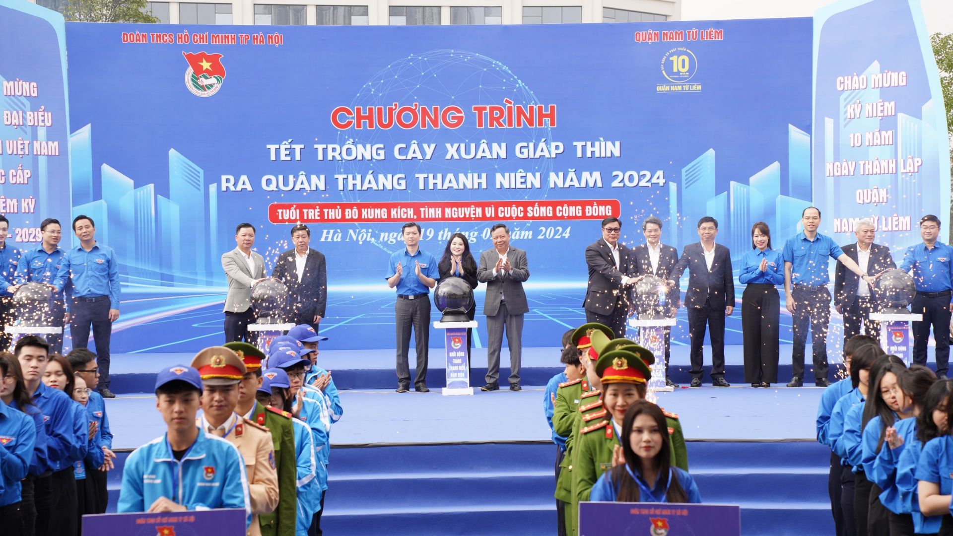 Bí thư T.Ư Đoàn Nguyễn Minh Triết cùng các đại biểu thực hiện nghi thức phát động Tháng Thanh niên thủ đô năm 2024.