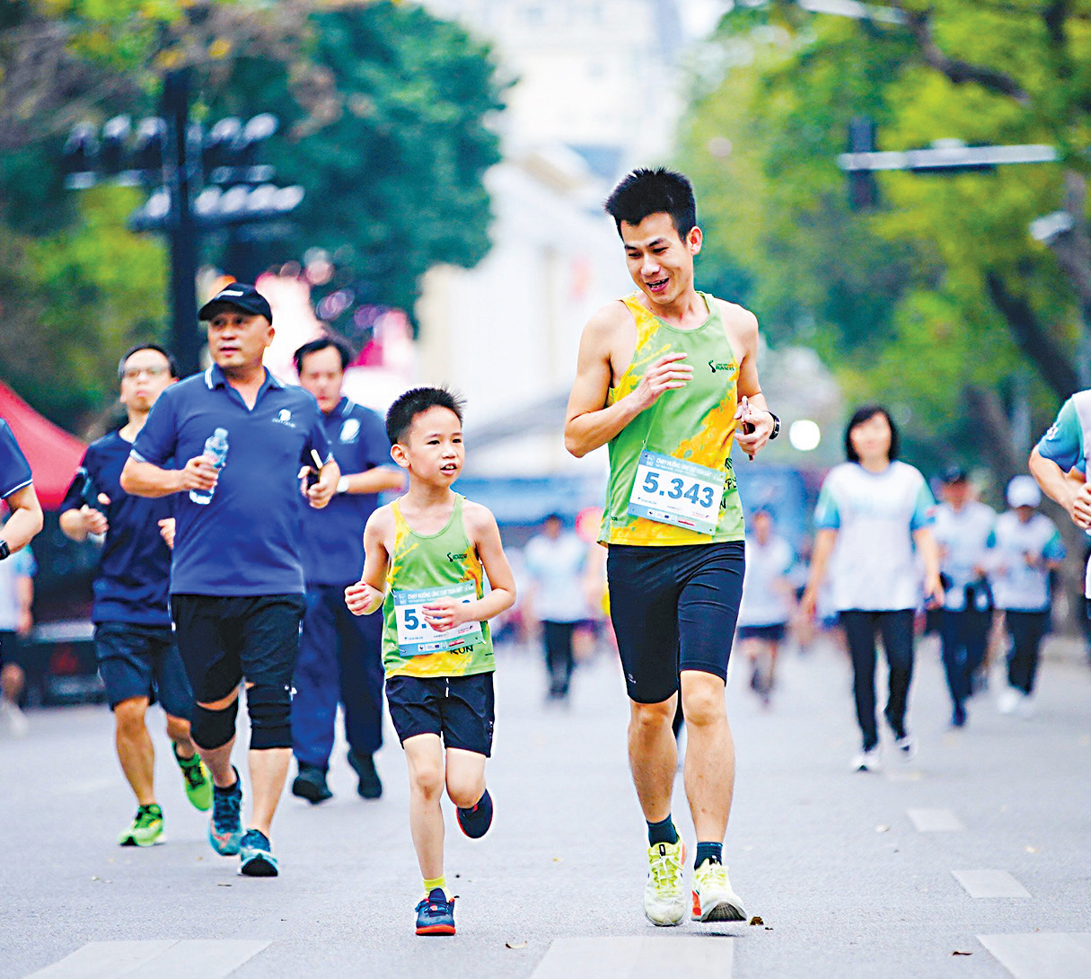 Nhật Minh
tự tin chạy đua
cùng người lớn.