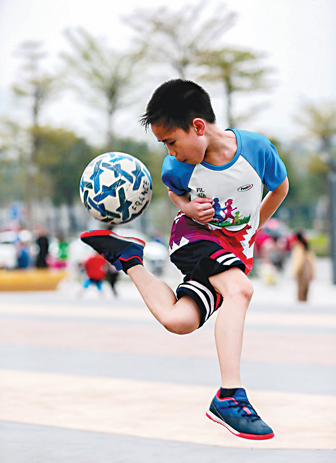 Không chỉ
đam mê chạy,
Nhật Minh còn có năng
khiếu tâng bóng
nghệ thuật khá
điêu luyện.