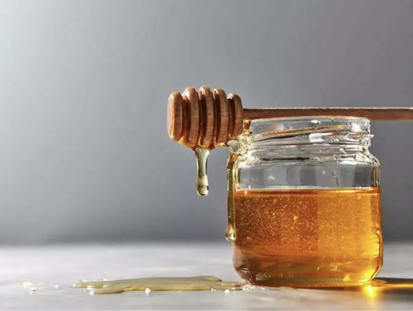 Cho mật ong vào tủ lạnh sẽ khiến mật ong kết tinh nhanh hơn và có độ đặc hơn.