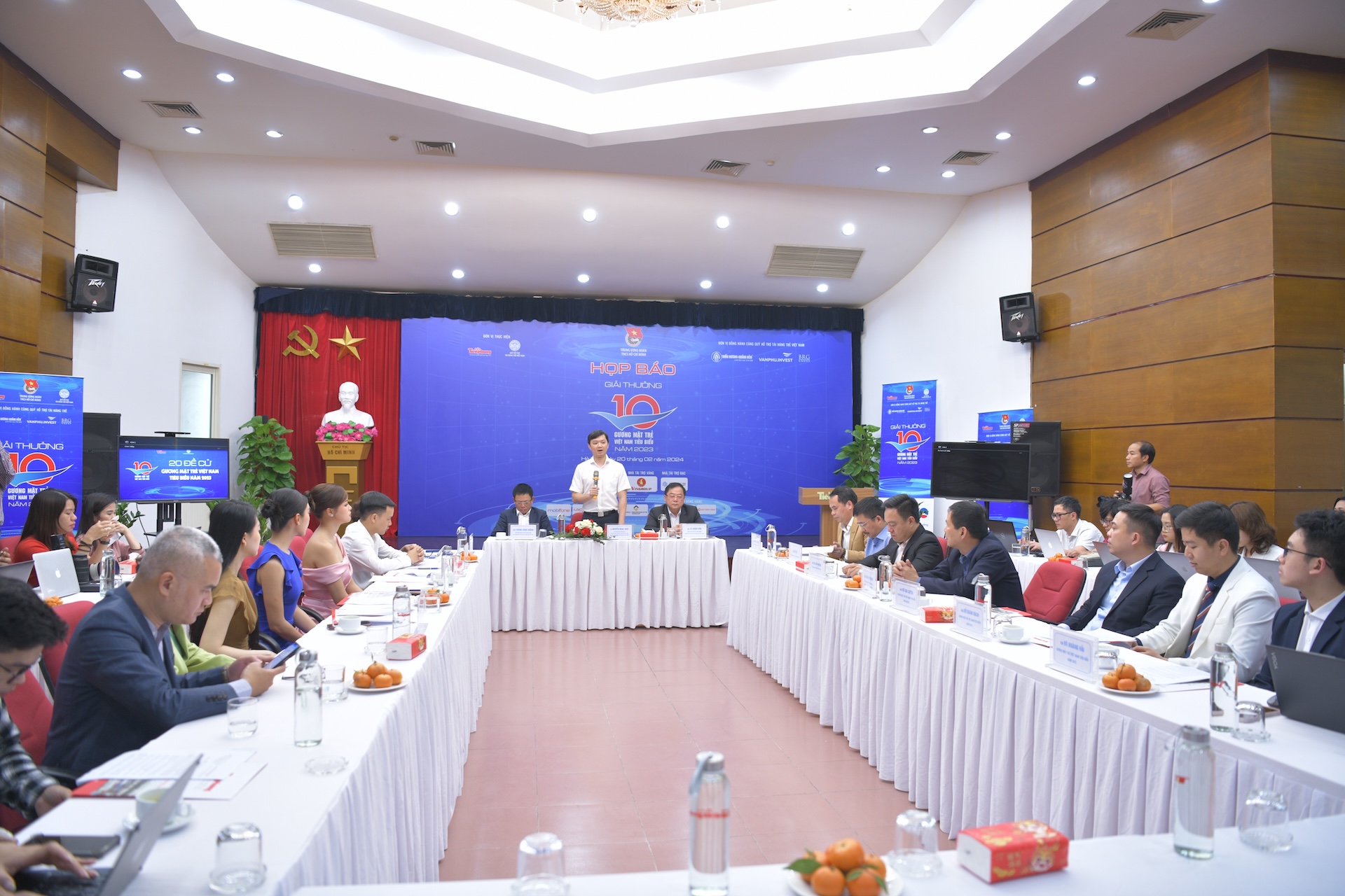 Toàn cảnh họp báo Giải thưởng 10 gương mặt Việt Nam tiêu biểu năm 2023.