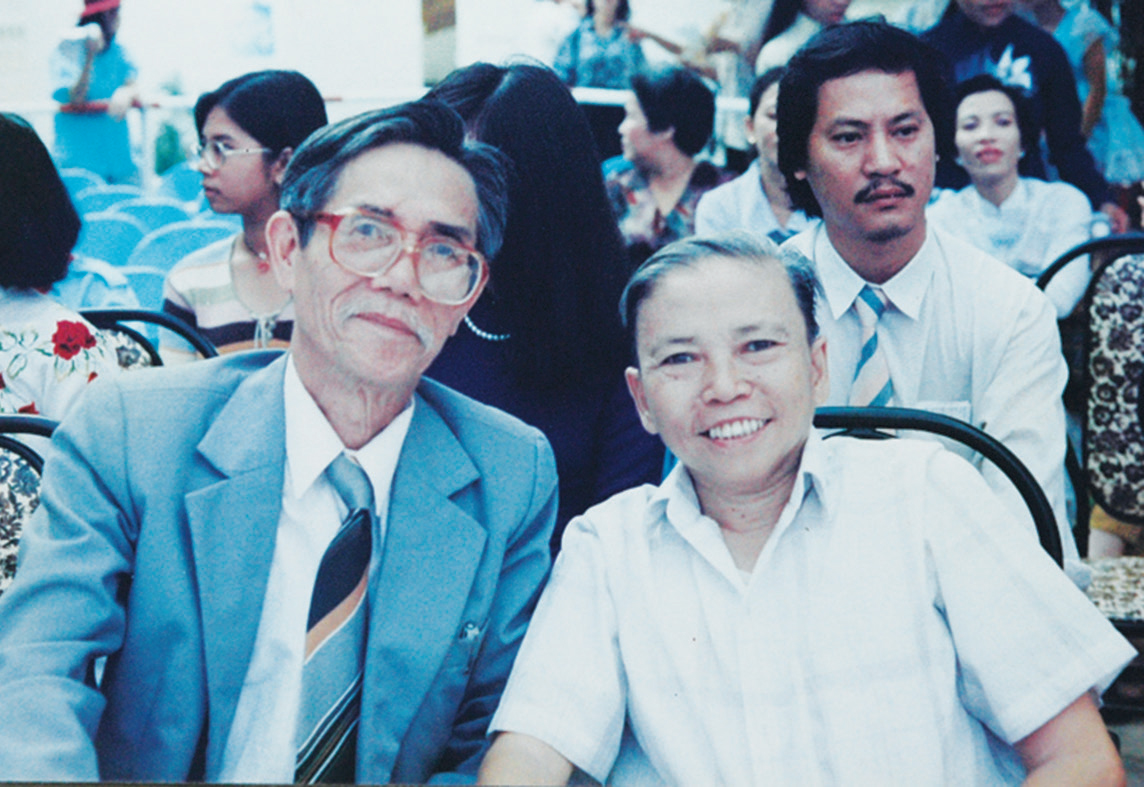 Nhạc sĩ Phong Nhã - Tổng Biên tập đầu tiên của
báo TNTP (bìa trái) và nhà báo Cửu Thọ.