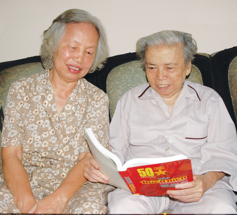 Nhà báo - nhà văn Cửu Thọ bên người bạn đời của mình khi đã nghỉ hưu.