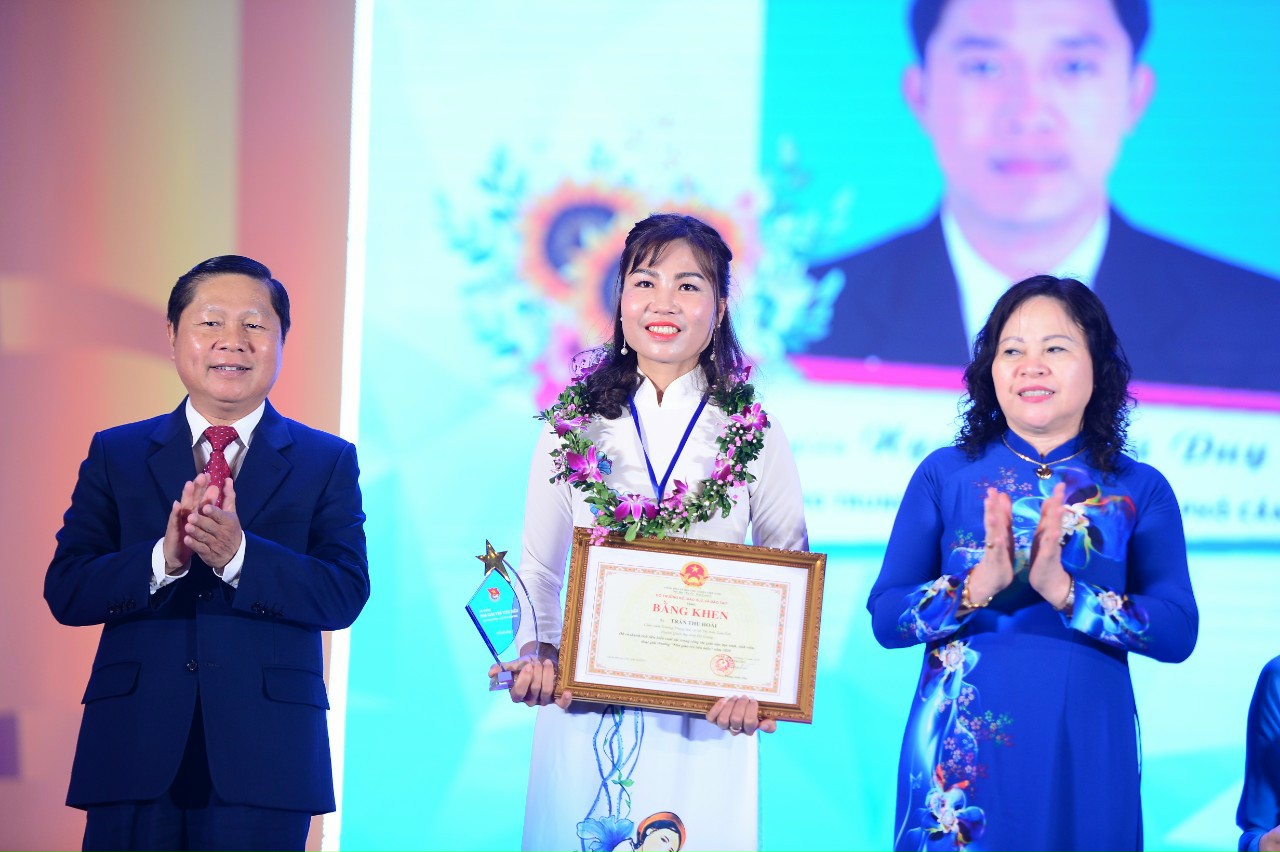 Cô Trần Thu Hoài nhận Bằng khen của Bộ GD&ĐT.
