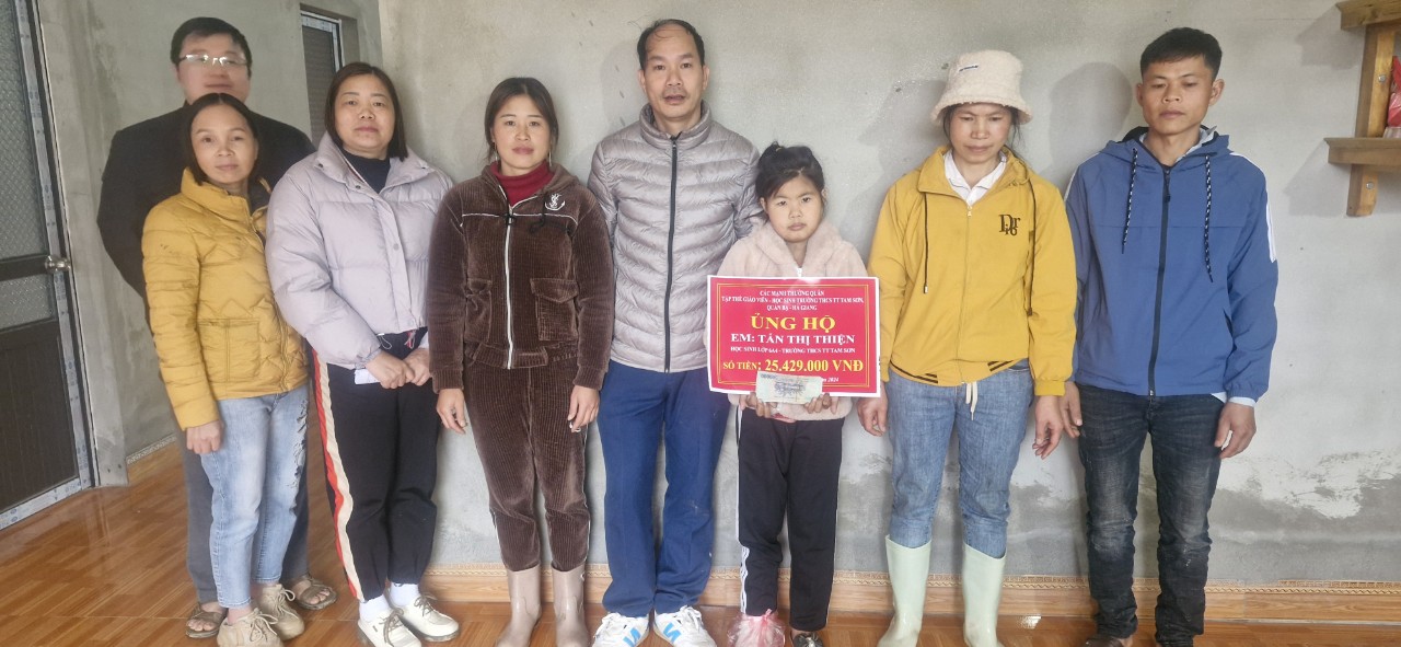 Ban Giám hiệu trường THCS Thị trấn Tam Sơn hỗ trợ học sinh mắc bạo bệnh.