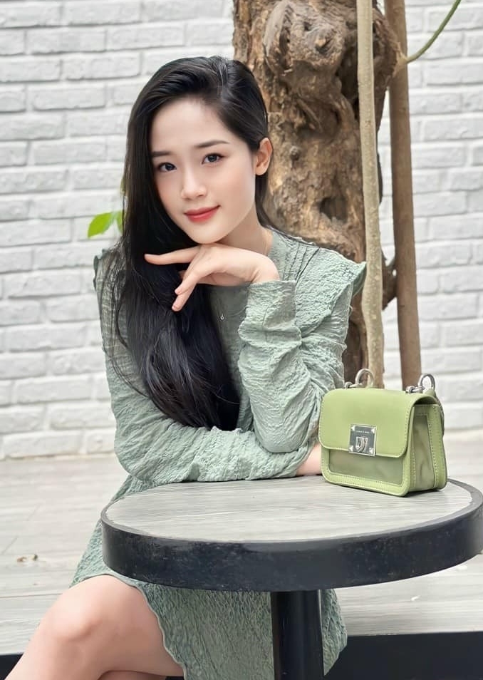 Các mẫu váy Cao Thùy Linh chọn thường có độ xòe nhẹ, kín đáo. Cô kết hợp trang phục với phong cách trang điểm, làm tóc tự nhiên.