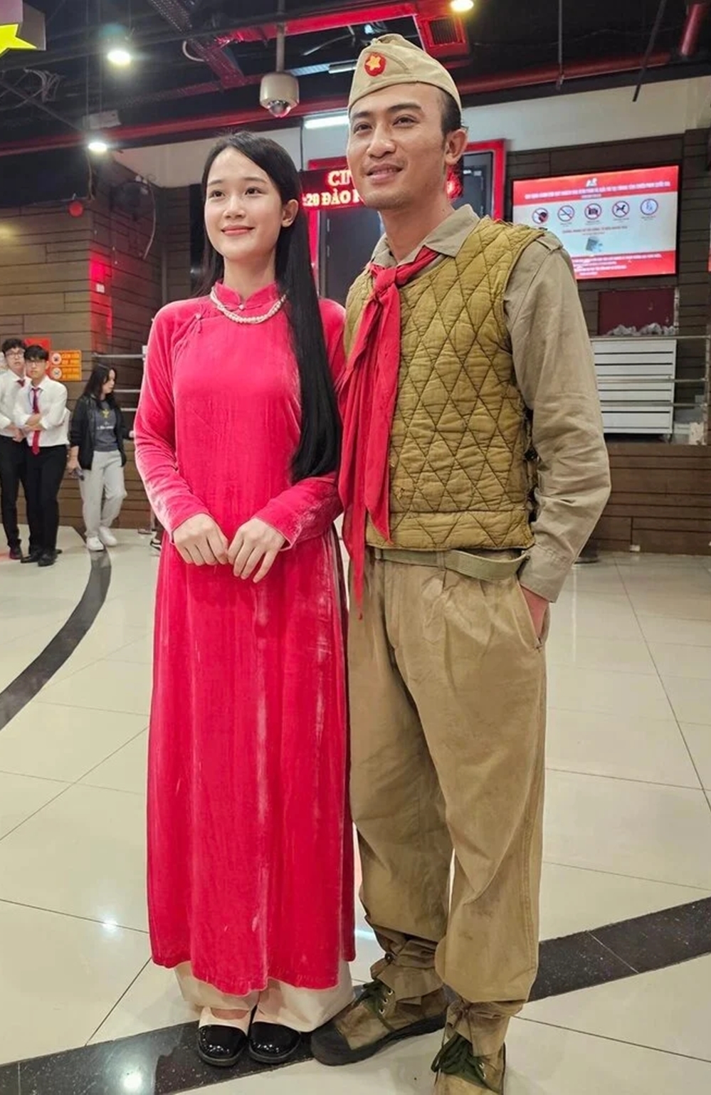 Cô phối áo dài với vòng cổ ngọc trai, thể hiện hình ảnh của thiếu nữ Hà thành xưa, tại buổi giao lưu khán giả ngày 21/2 ở Hà Nội, cùng bạn diễn Doãn Quốc Đam.