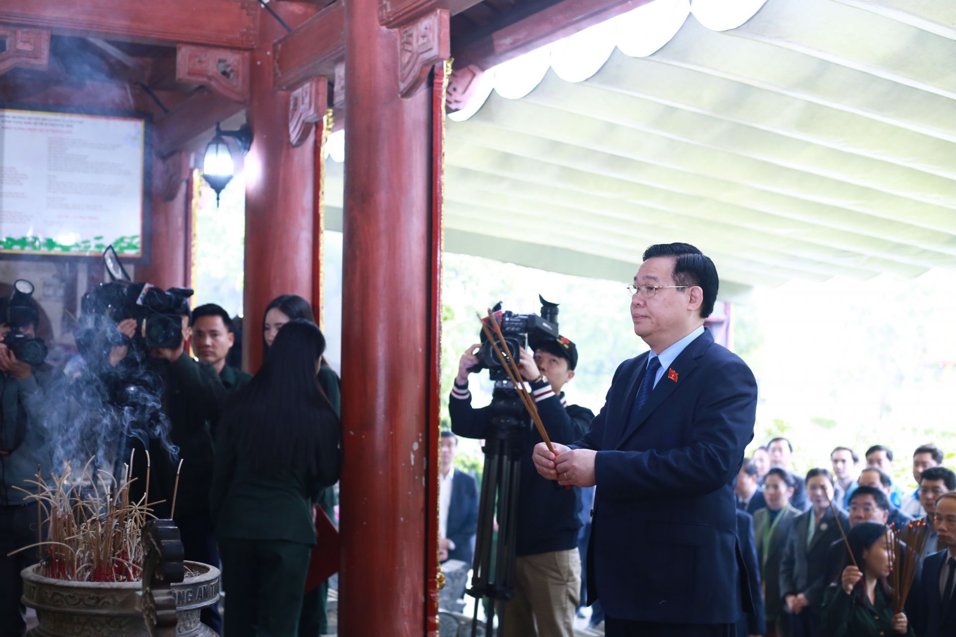 Chủ tịch Quốc hội dâng hương tại Khu di tích lịch sử quốc gia Truông Bồn.