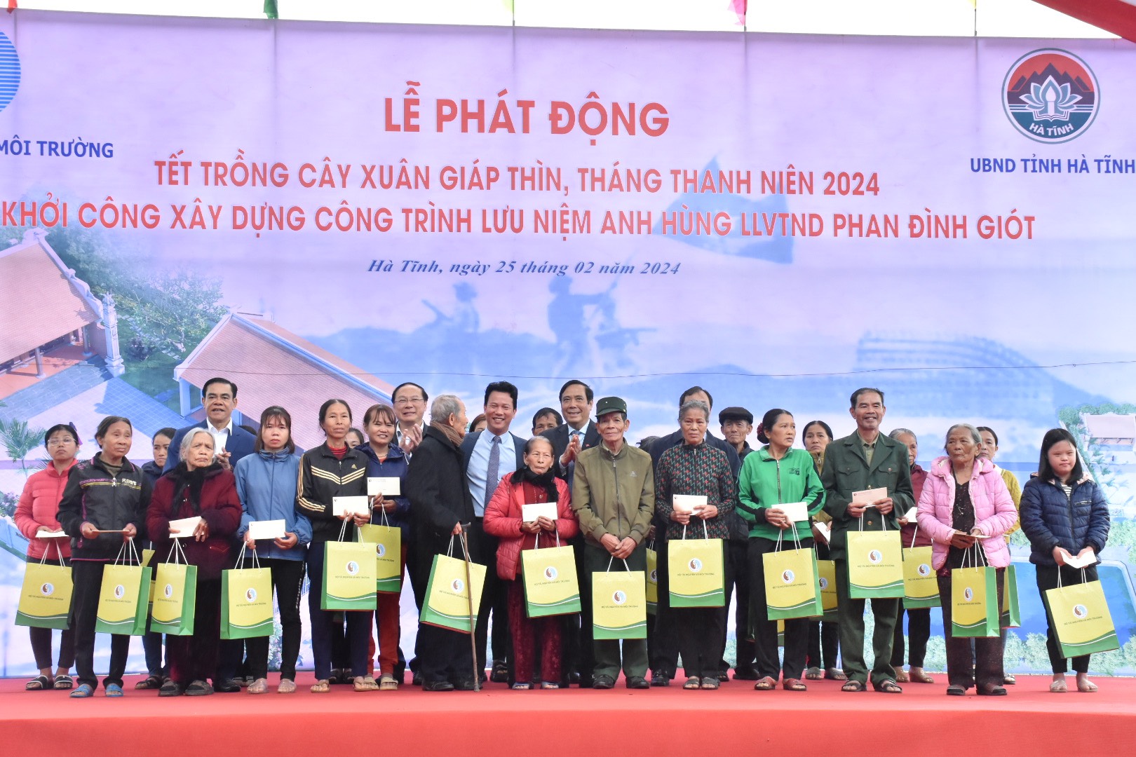 Bộ TN&MT trao tặng 70 suất quà cho thân nhân gia đình Anh hùng Phan Đình Giót và các đối tượng chính sách, người có công trên địa bàn huyện Cẩm Xuyên...