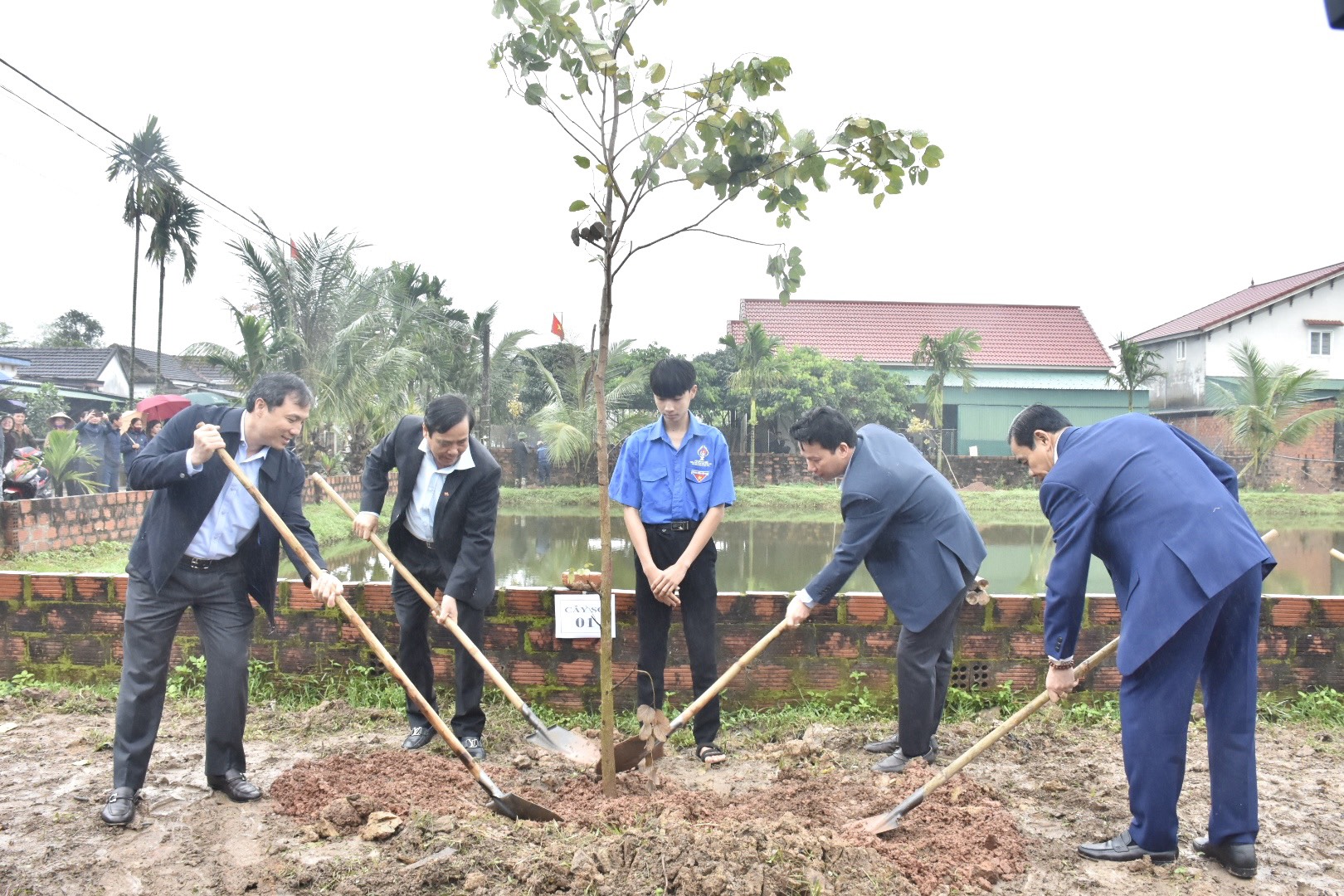 Sau phần lễ, đại biểu và người dân địa phương đã tham gia trồng 300 cây hoa ban tại xã Cẩm Quan và trồng 120.000 cây phi lao chắn sóng tại các xã ven biển huyện Cẩm Xuyên.