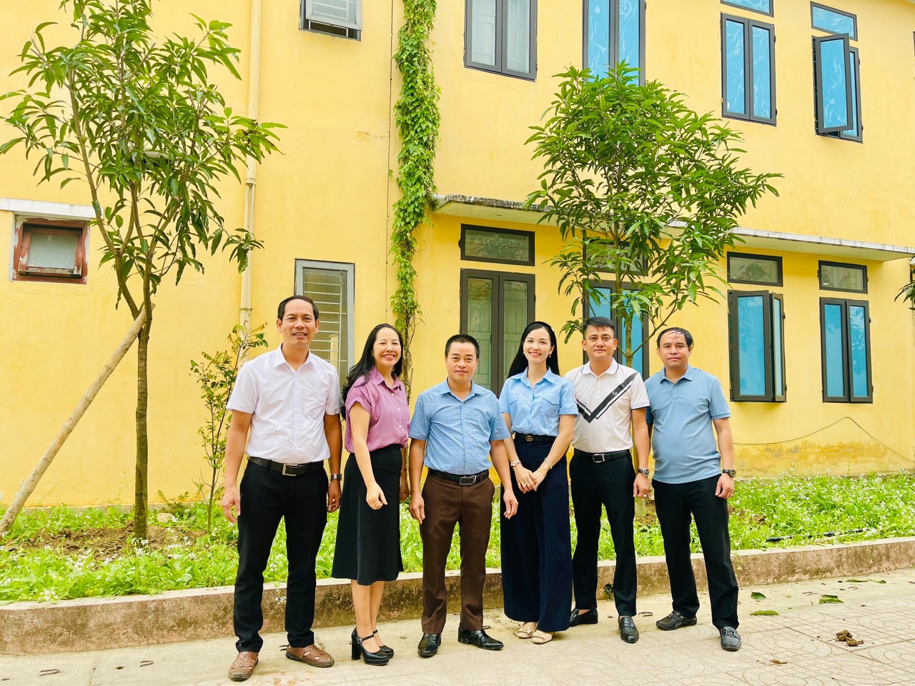 Thông qua Báo Thiếu niên Tiền phong và Nhi đồng tại Hà Tĩnh, đại diện Công ty CP Carbon Miền Trung đã ủng hộ trường TH Thạch Hưng (TP Hà Tĩnh) trồng hai cây xanh trong khuôn viên nhà trường 