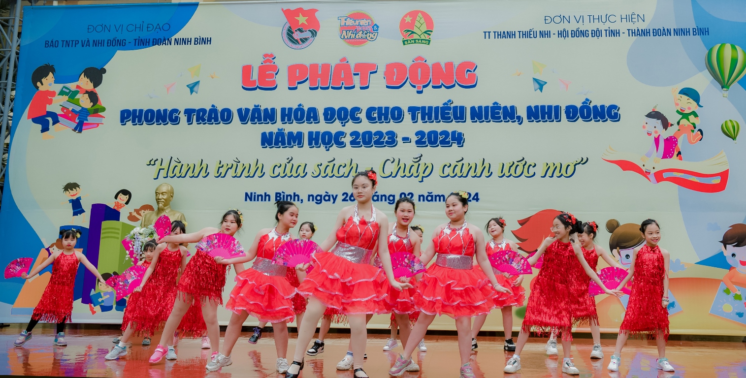 Tiết mục văn nghệ chào mừng của các bạn học sinh trường Tiểu học Lê Hồng Phong.